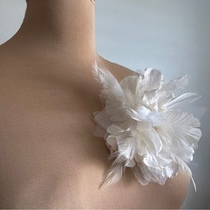 Vintage Y2K Faux Fabric White Flower Pin Brooch Clip Bag Charm Belt Hair